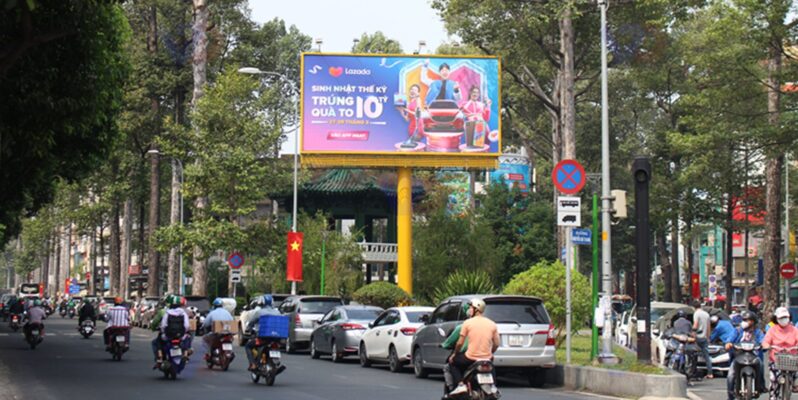 Bảng quảng cáo tại Mũi tàu Hùng Vương - Nguyễn Chí Thanh (Công viên Hòa Bình)