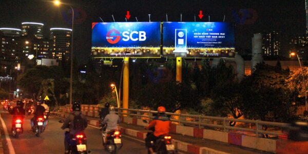 Bảng quảng cáo tại chân cầu Nguyễn Hữu Cảnh
