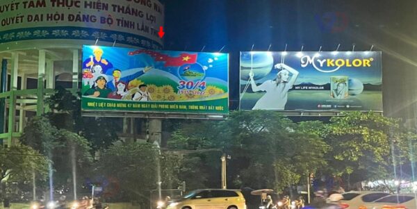Bảng quảng cáo tại mũi tàu giao lộ Nguyễn Ái Quốc - 30 Tháng Tư, Biên Hòa, Đồng Nai