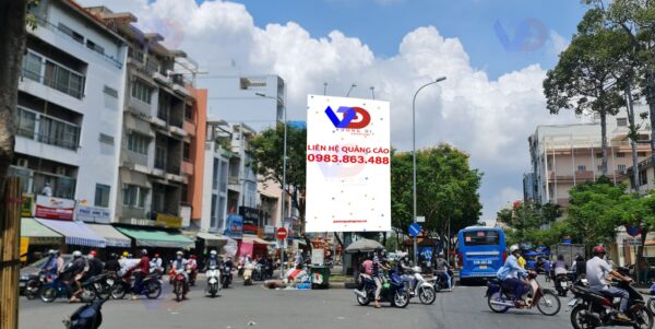 Bảng quảng cáo tại Ngã 4 Hải Thượng Lãn Ông - Phùng Hưng