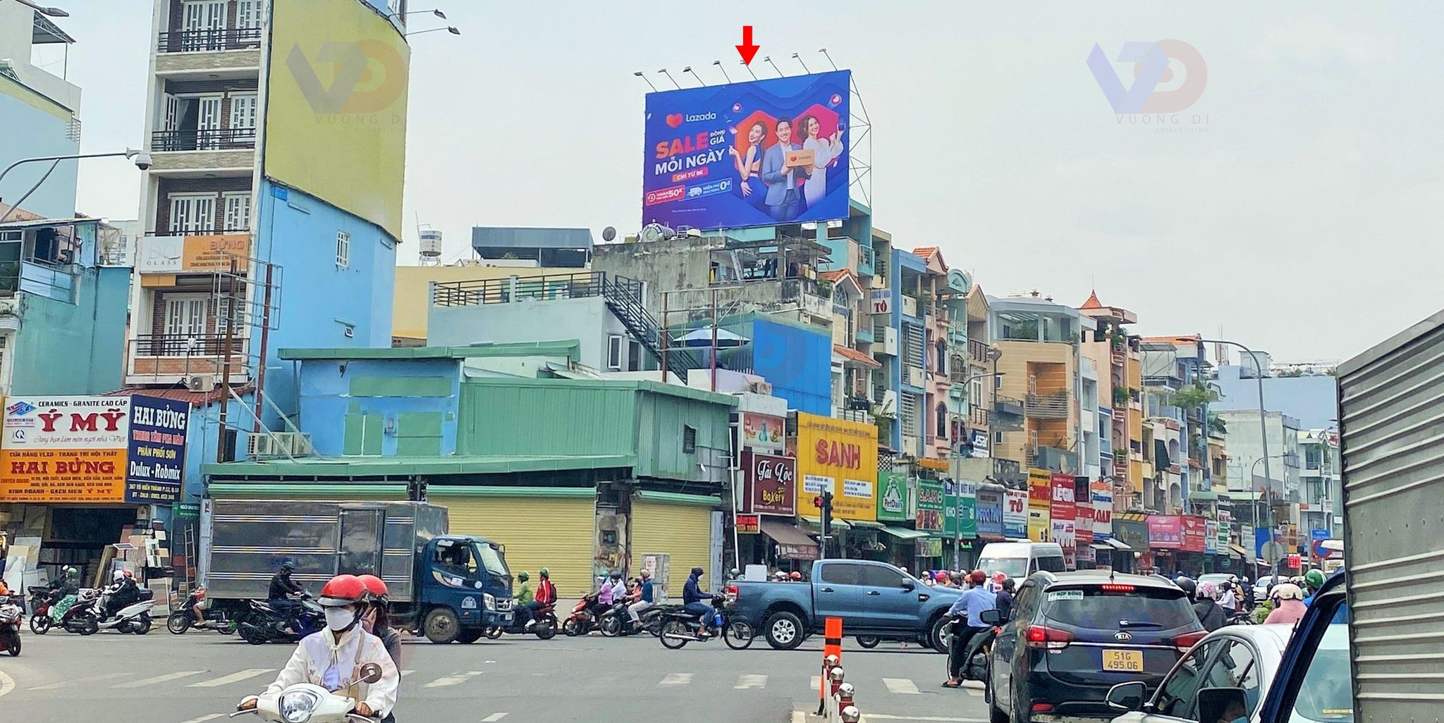 Bảng quảng cáo tại Ngã tư Thành Thái - Tô Hiến Thành, Quận 10