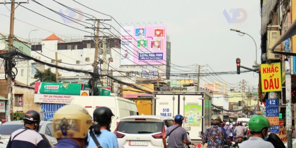Bảng quảng cáo tại nút giao thông Trường Chinh - Tân Sơn Nhì - Âu Cơ, Q. Tân Bình, TPHCM