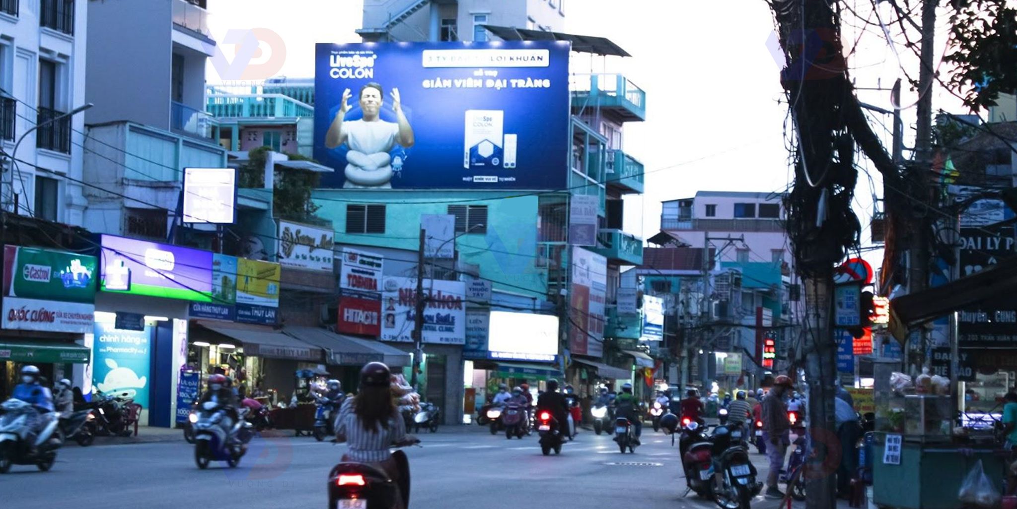 Bảng quảng cáo tại Vòng xoay Tân Thuận 1, Quận 7