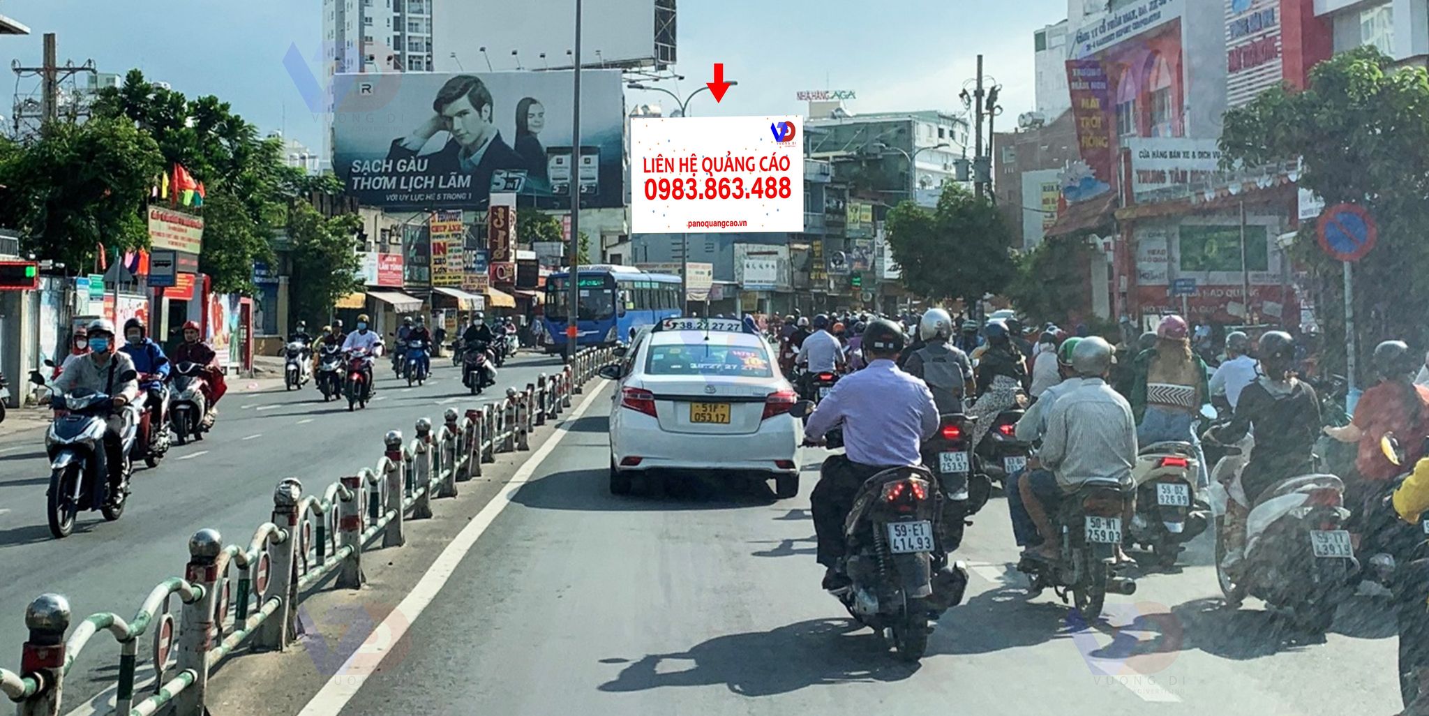 Bảng quảng cáo trên đường đến Sân Bay Tân Sơn Nhất, Phan Đăng Lưu, Phú Nhuận, TPHCM