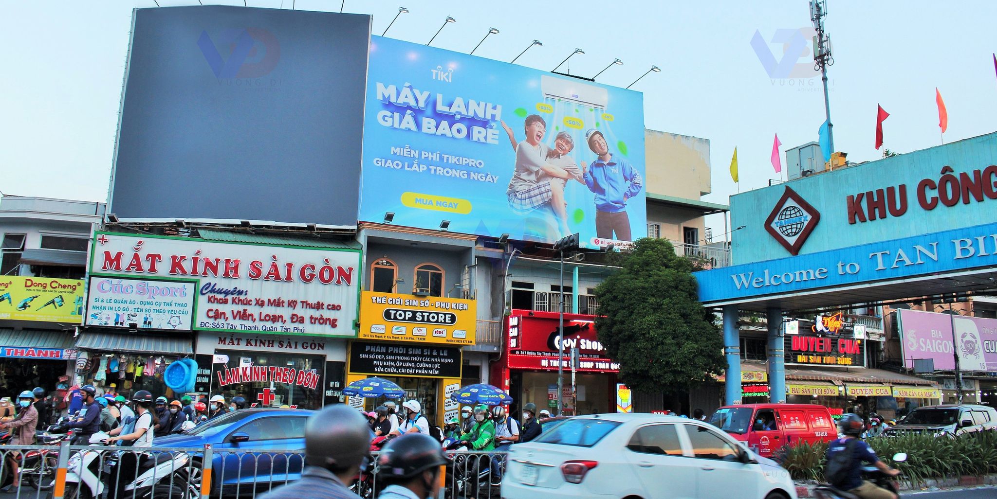 Bảng quảng cáo gần cổng Khu công nghiệp Tân Bình, TPHCM