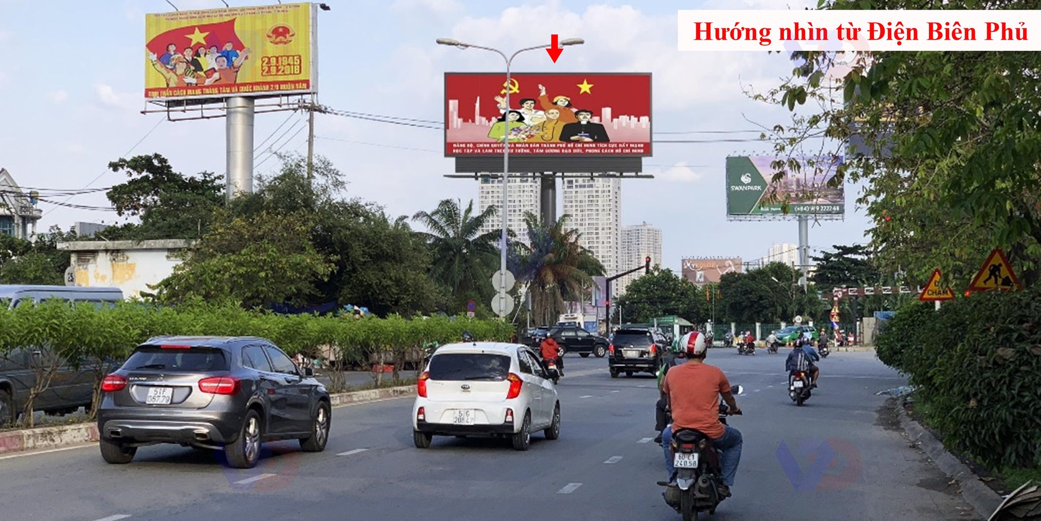 Bảng quảng cáo trước Khu du lịch Tân Cảng, dưới chân cầu Sài Gòn