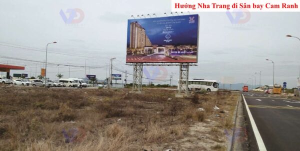 Bảng quản cáo trước Sân bay Cam Ranh, Khánh Hòa