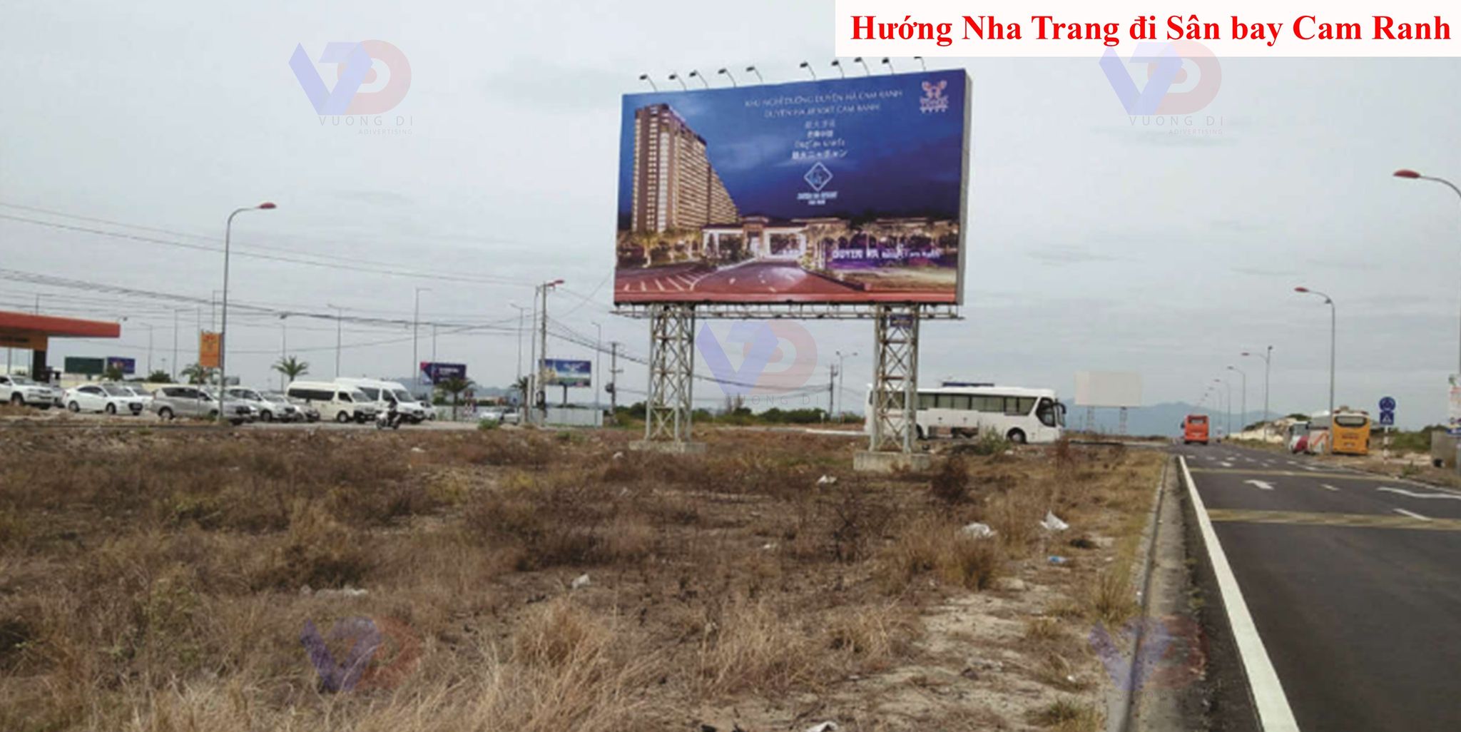 Bảng quản cáo trước Sân bay Cam Ranh, Khánh Hòa