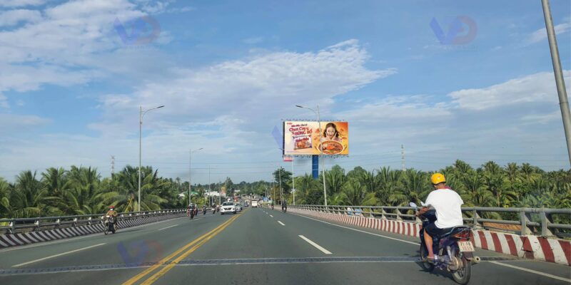 Pano quảng cáo tại cầu Hàm Luông