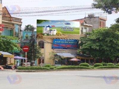 Bảng quảng cáo tại Ngã 3 nguyễn Thái Học - Yên Lạc, Yên Bái