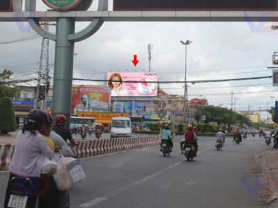 Bảng quảng cáo tại Vòng xoay Phạm Hùng - Nguyễn Huệ, Vĩnh Long