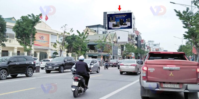 Billboard quảng cáo tại trục đường Nguyễn Văn Cừ