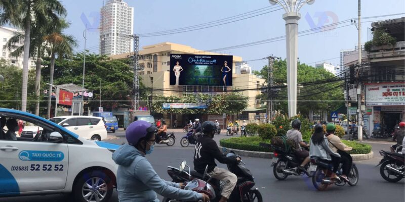 Billboard quảng cáo tại Vòng xoay Yersin