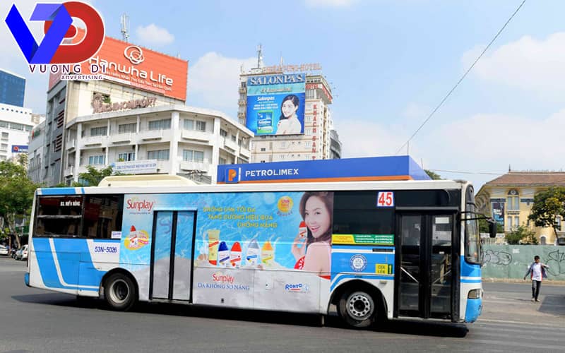 chi-phi-quang-cao-tren-xe-bus
