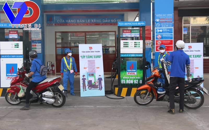 dat-standee-quang-cao-tai-cay-xang