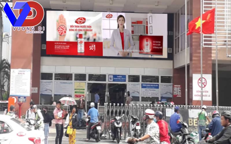 Quảng cáo ngoài trời theo địa điểm - Tối ưu hóa tiếp cận khách hàng man-hinh-led-tai-benh-vien-tu-du