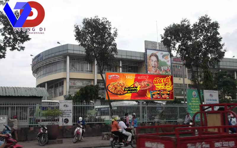 quang-cao-hop-den-tai-ben-xe