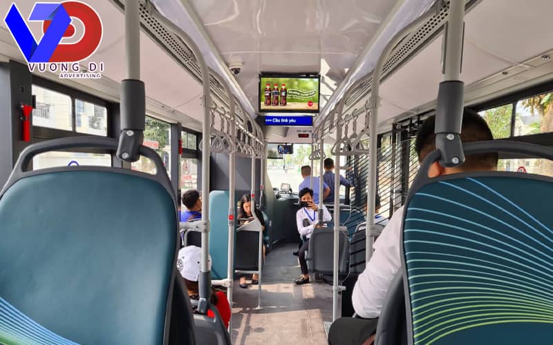 quang-cao-man-hinh-lcd-ben-trong-xe-bus