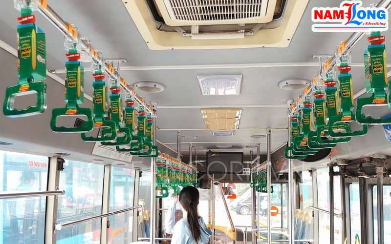 quang-cao-tren-tay-cam-xe-bus