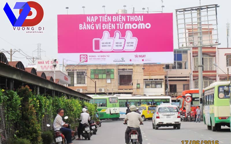 uu-diem-truyen-thong-khi-quang-cao-tai-ben-xe-khach