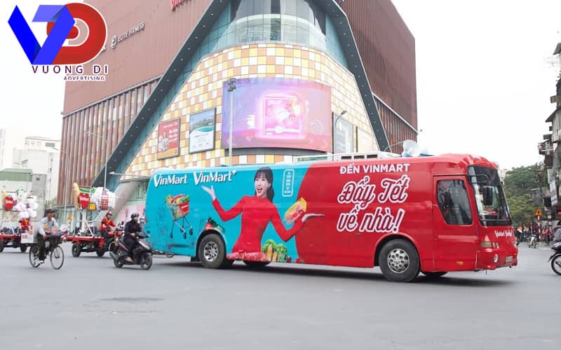 Quảng cáo ngoài trời mùa Tết dễ dàng tiếp cận khách hàng quang-cao-luxury-roadshow-mua-tet
