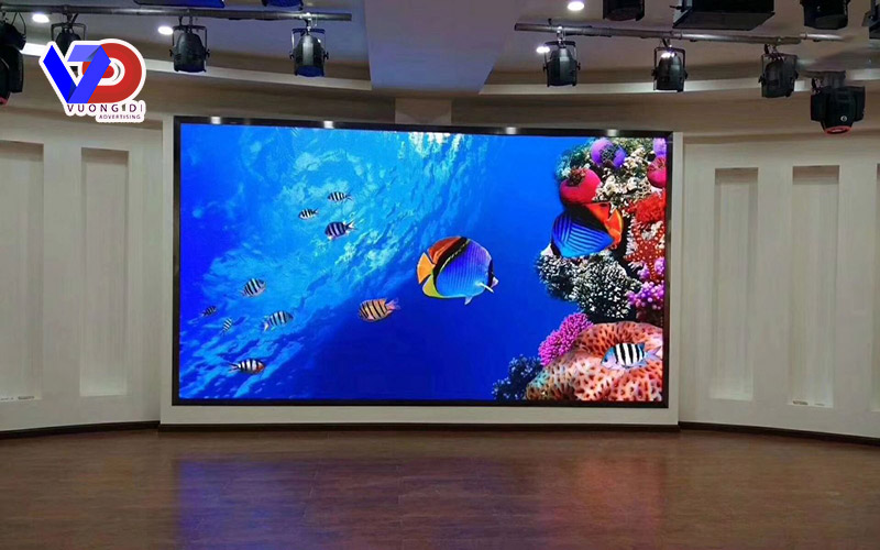 man-hinh-led-trong-nha-vuong-vi