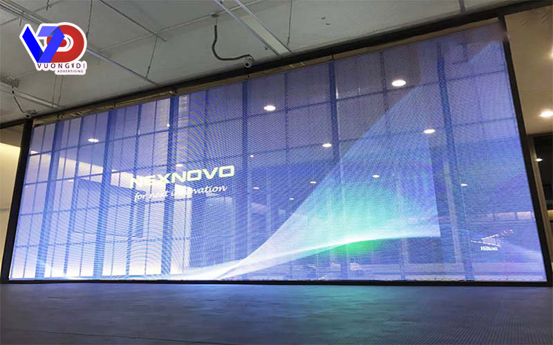 man-hinh-led-trong-suot-doc-dao-an-tuong-vuong-di