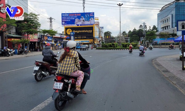 bang-quang-cao-tai-vong-xoay-pham-hung-nguyen-hue-le-thai-to-ban-ngay