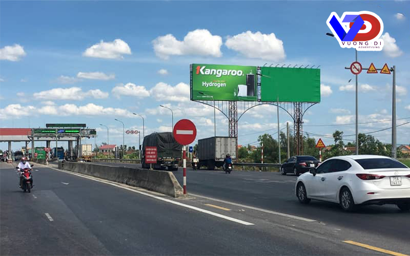 bang-quang-cao-ngoai-troi-tai-tram-thu-phi-quang-binh