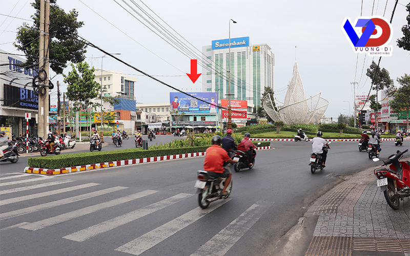 bang-quang-cao-ngoai-troi-tai-ben-tre-dai-lo-dong-khoi-(1)